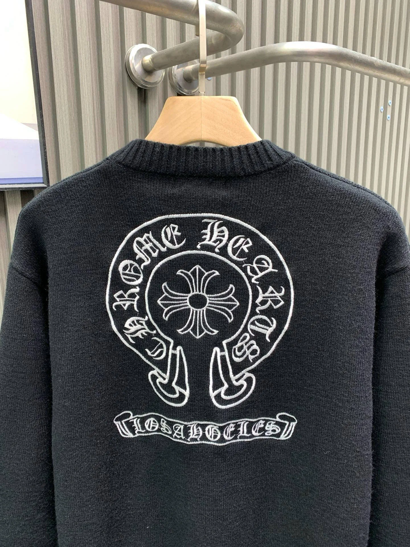 🅿️400 🀄️ Chrome Hearts 2025 autumn and winter new Sanskrit cross-flower knitted pullover. The fabric is made of pure cotton wool. It has a delicate and soft touch. The texture is breathable. It comes with 1x1 thread in the same cylinder. The neckline thread is a pure cotton stretcher thread. The back uses an imported embroidery machine and is not easy to fall off. It is super delicate. It is like a ceiling. The hangtags are all developed and customized according to the original version. It adopts a box-cut design, which is more simple and loose. At the same time, it also hides meat and is leaner. The product is extremely difficult. It is extremely white and youthful. Both men and women can control it. It is an indispensable simple item in autumn. Positioned tailoring. Oversize. Loose version. Full of details. Customized matching accessories. Leather embossed craftsmanship. The style is rock and roll retro. The workmanship and texture are first-class. Three labels are consistent. The packaging bag has a logo. It is tall and can be worn by both men and women.